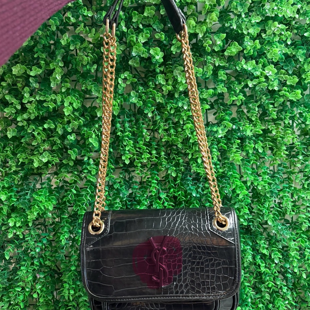 Elegant Black Croc-Embossed Shoulder Bag